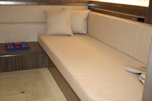 Sea Ray 320 Sundancer image