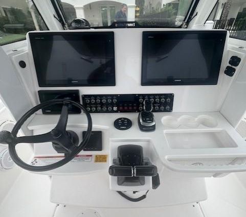 Everglades 295 Center Console image