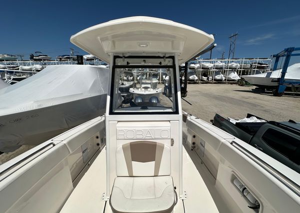 Robalo R250-CENTER-CONSOLE image