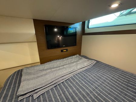 Cruisers Yachts 390 Express Coupe image