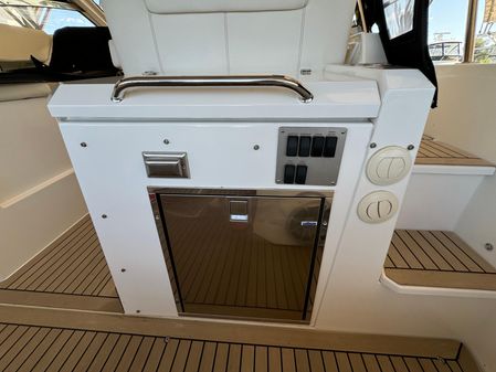 Cruisers Yachts 390 Express Coupe image