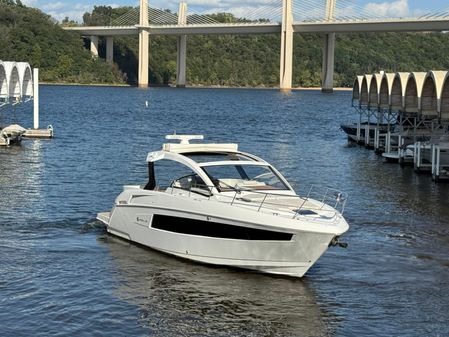 Cruisers Yachts 390 Express Coupe image