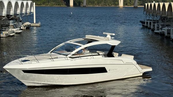 Cruisers Yachts 390 Express Coupe
