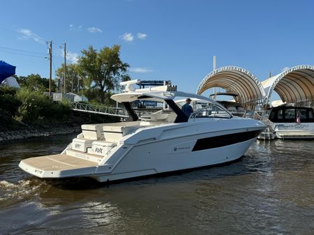 Cruisers Yachts 390 Express Coupe image