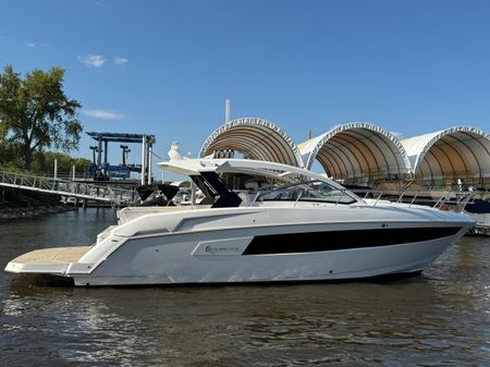 Cruisers Yachts 390 Express Coupe image