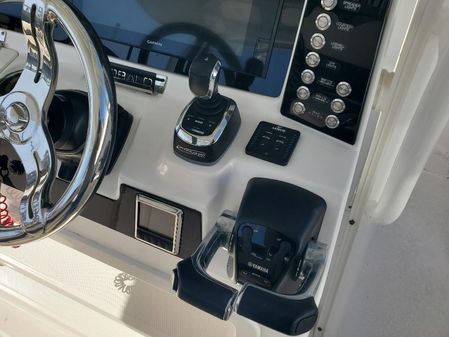 Robalo R302 Center Console image