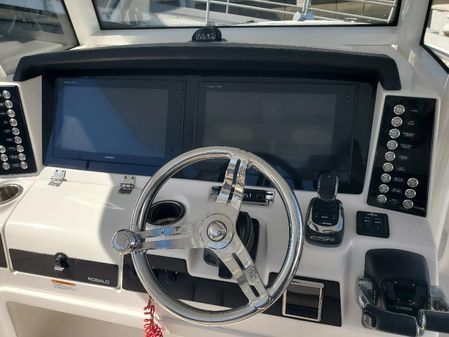 Robalo R302 Center Console image