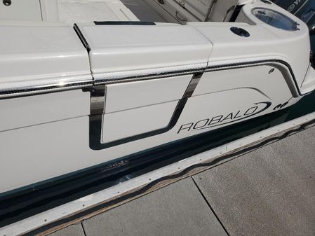 Robalo R302 Center Console image