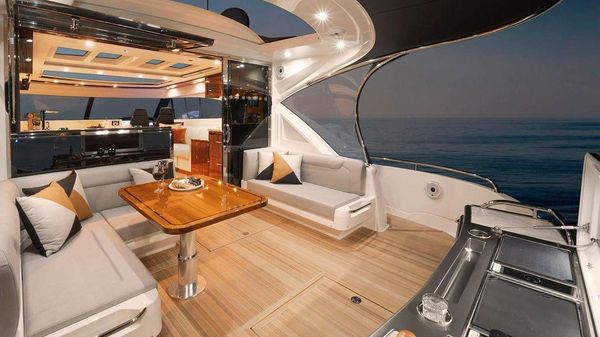 Riviera 6000 Sport Yacht