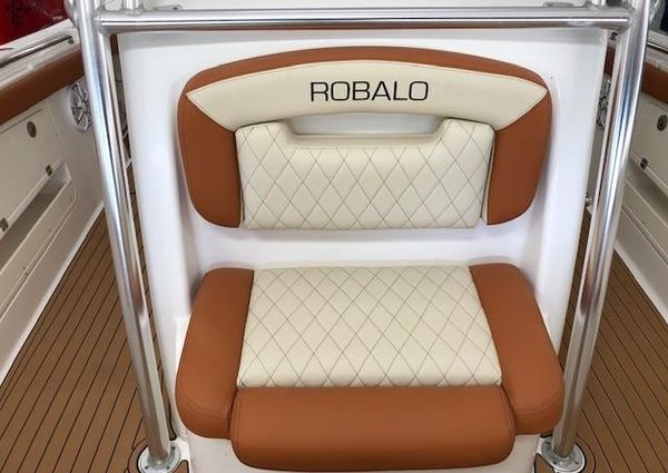 Robalo 300 Center Console image
