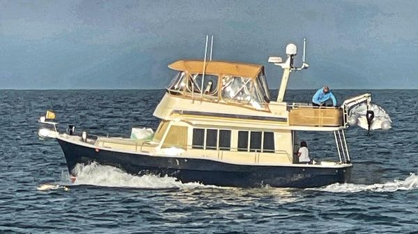 Mainship 400 Trawler 