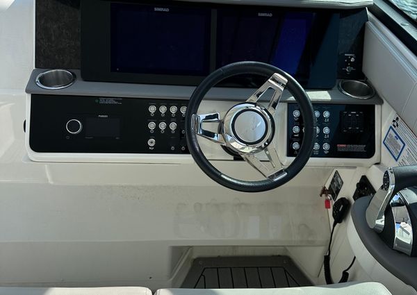 Sea Ray Sundancer 320 image