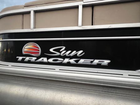 Sun-tracker PARTY-BARGE-22-DLX image