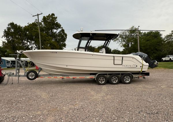 Robalo R302 Center Console image