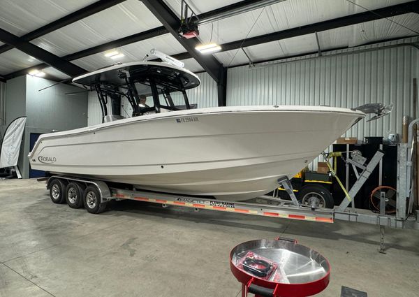 Robalo R302 Center Console image