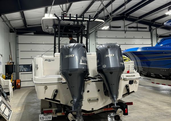 Robalo R302-CENTER-CONSOLE image