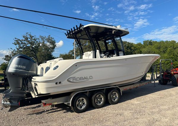 Robalo R302-CENTER-CONSOLE image