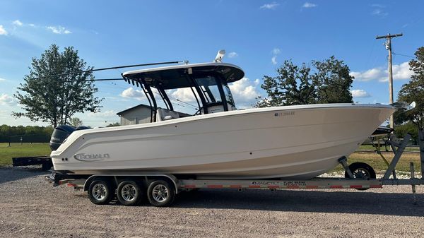 Robalo R302 Center Console 