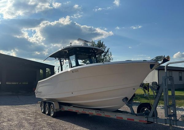 Robalo R302 Center Console image