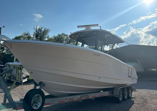 Robalo R302 Center Console image