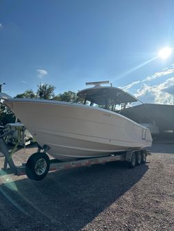 Robalo R302 Center Console image