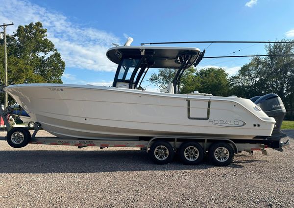 Robalo R302 Center Console image