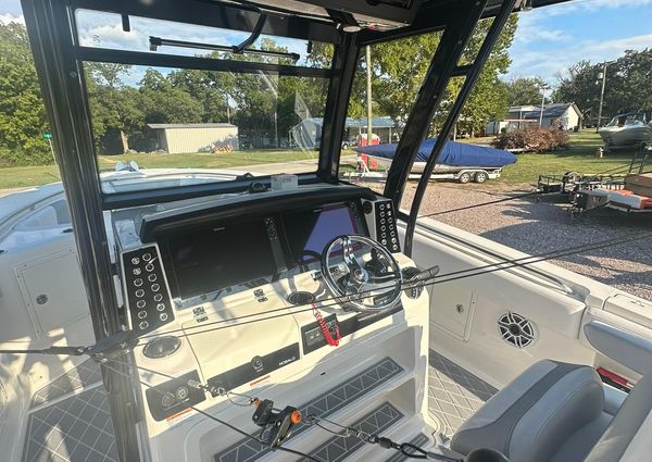 Robalo R302-CENTER-CONSOLE image