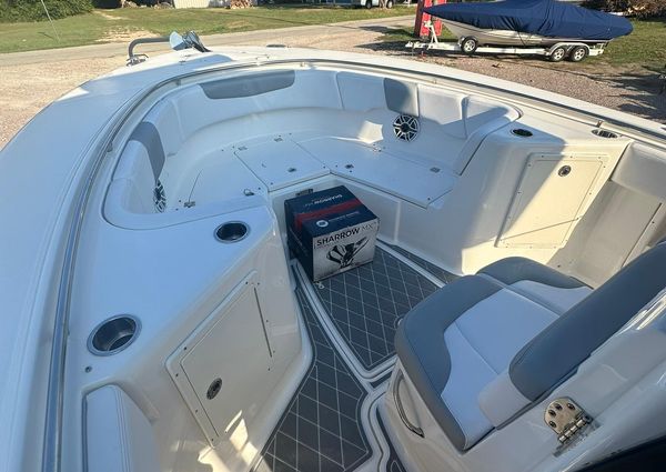 Robalo R302-CENTER-CONSOLE image