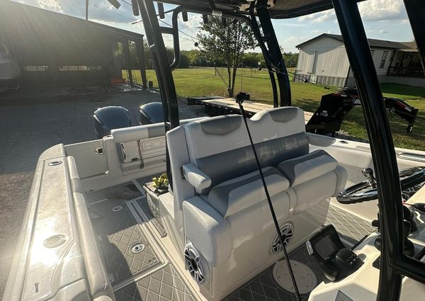 Robalo R302 Center Console image