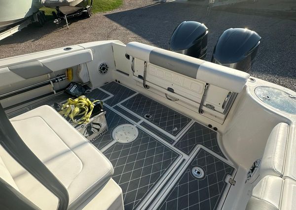 Robalo R302-CENTER-CONSOLE image