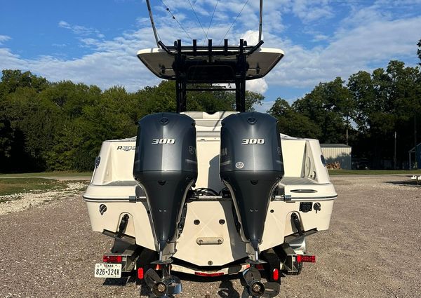 Robalo R302 Center Console image