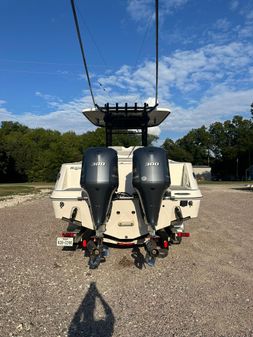 Robalo R302 Center Console image