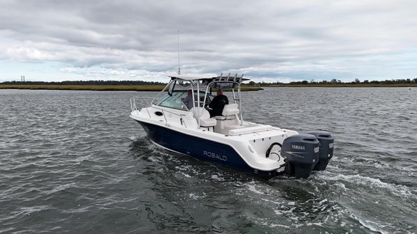 Robalo R265 Walkaround image