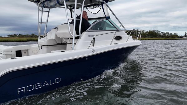 Robalo R265 Walkaround image