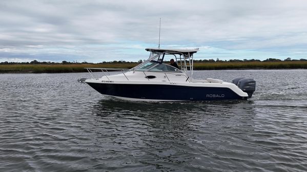 Robalo R265 Walkaround image