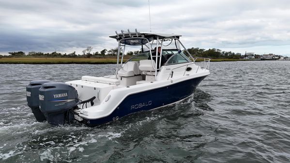 Robalo R265 Walkaround image