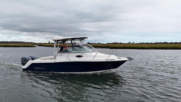 Robalo R265 Walkaround image