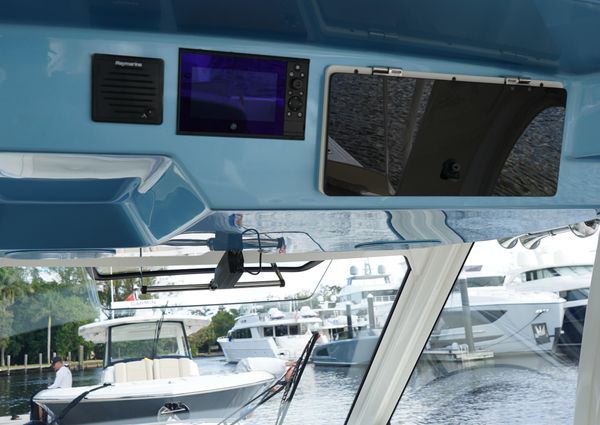 Boston Whaler 350 Realm image