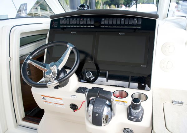 Boston Whaler 350 Realm image