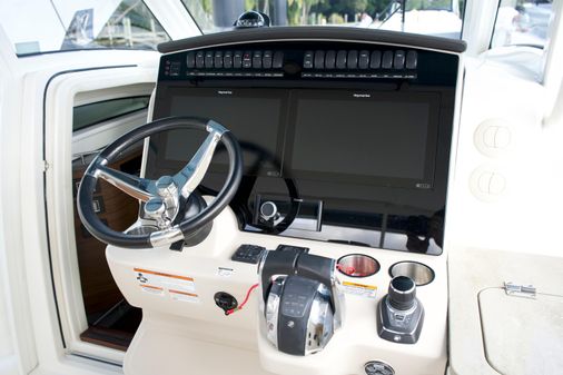 Boston Whaler 350 Realm image