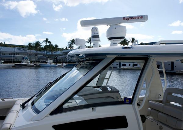 Boston Whaler 350 Realm image