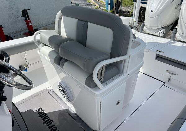 Everglades 273-CENTER-CONSOLE image