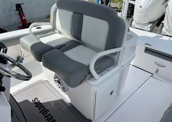 Everglades 273-CENTER-CONSOLE image