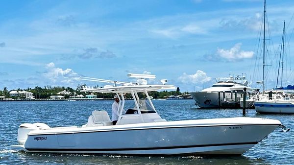 Intrepid 327 Center Console