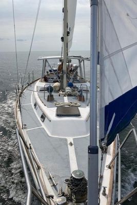 Gulfstar 44-CENTER-COCKPIT - main image