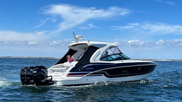 Formula 350 Crossover Bowrider