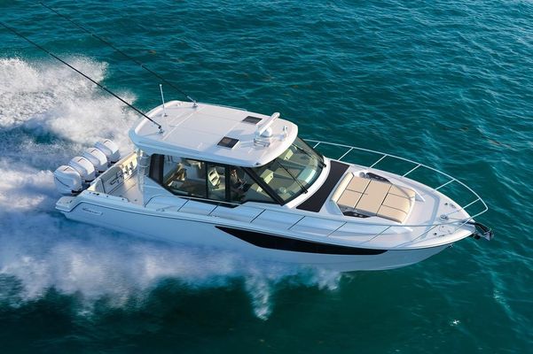 Boston Whaler 405 Conquest - main image