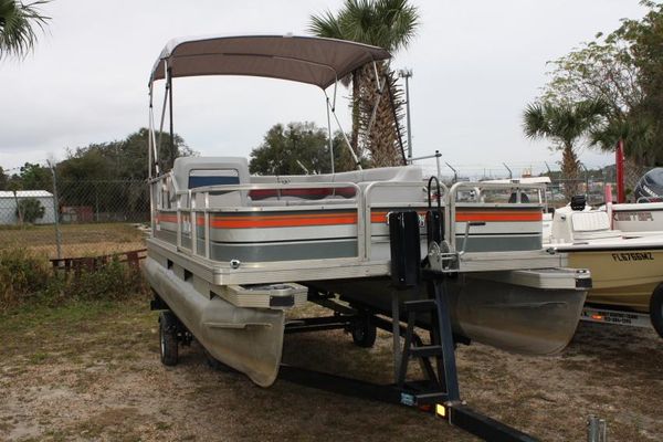 Tracker 20 Pontoon - main image