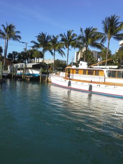 Trumpy Houseboat image