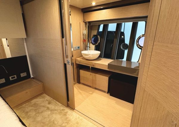 Ferretti Yachts 750 image